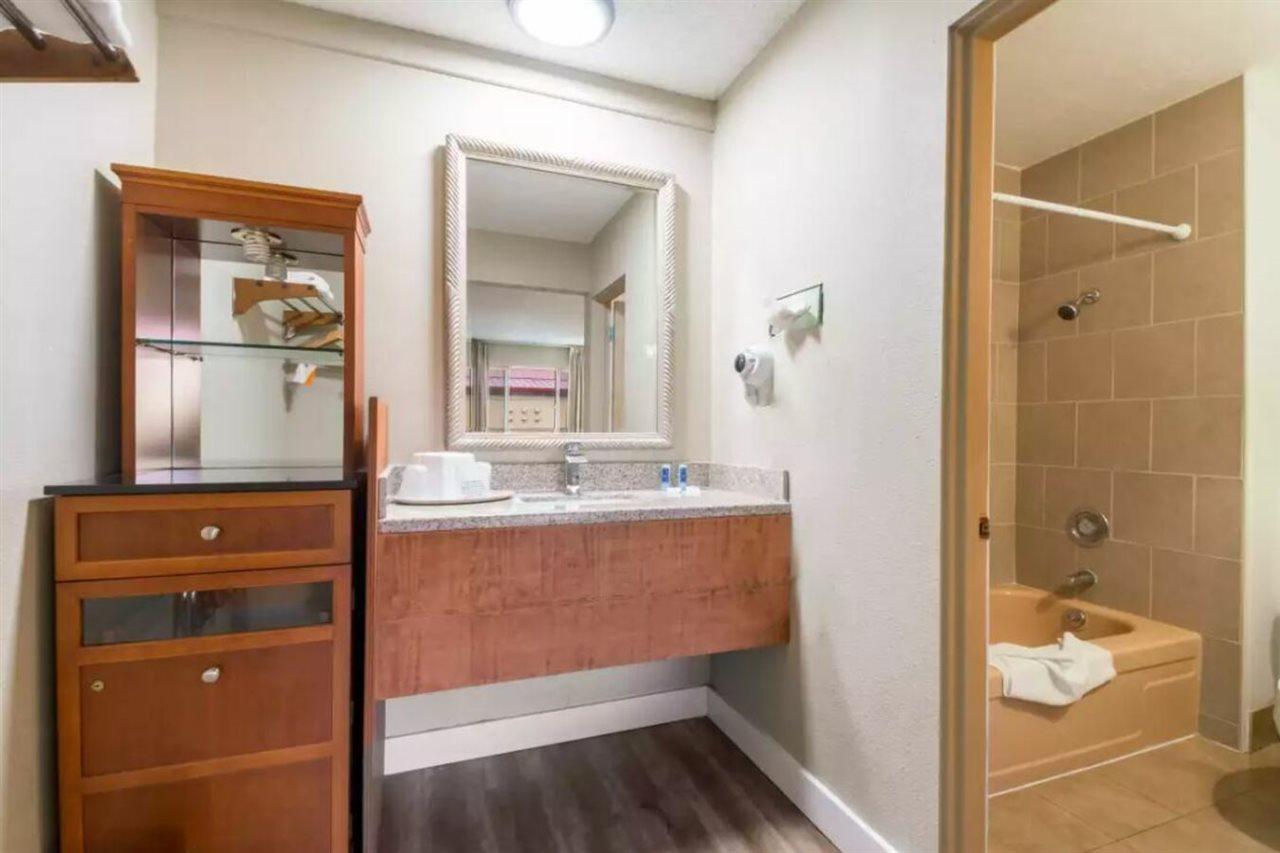 Rodeway Airport Hotel Portland
