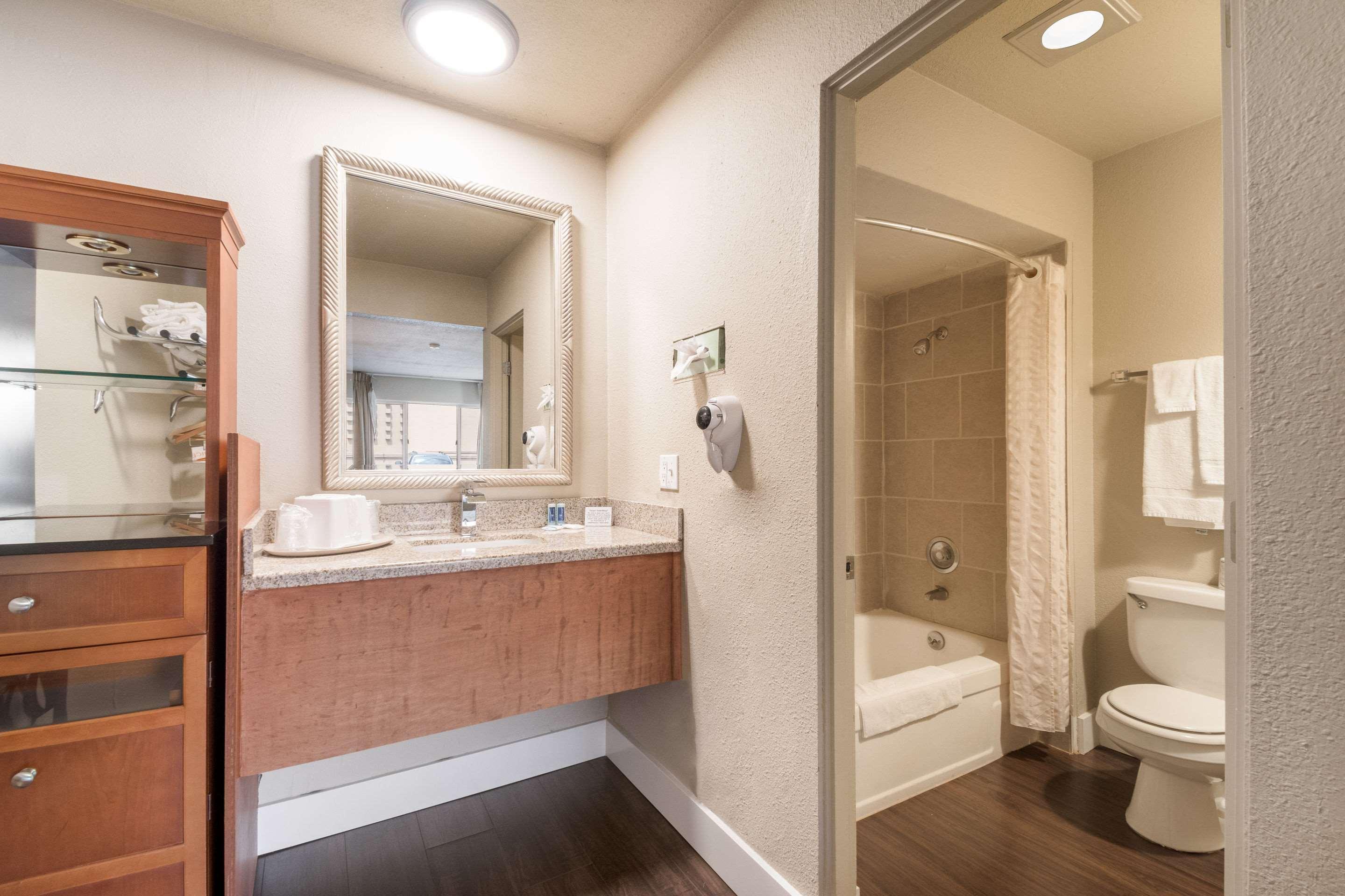 Rodeway Airport Hotel 2*