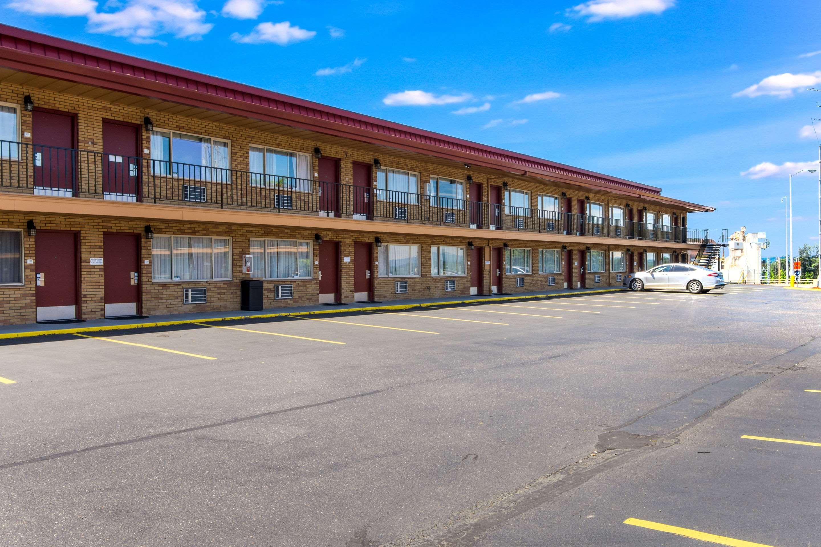 Hotel Rodeway Airport 2*